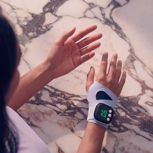 VELORA Handgelenk-Massagegerät — Kabelloses Massageband für Hand & Handgelenk | 10 Modi, 29 Intensitätsstufen | Wiederaufladbar